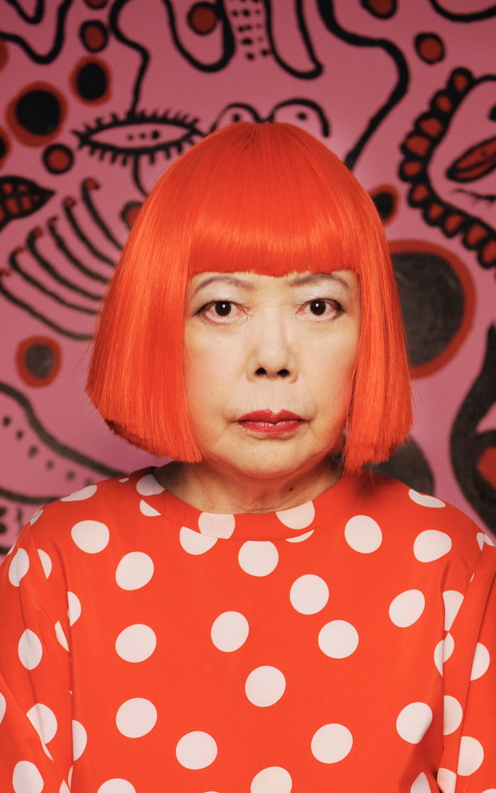 Portrett av kunstneren Yayoi Kusama. Rødt hår, bob og pannelugg.